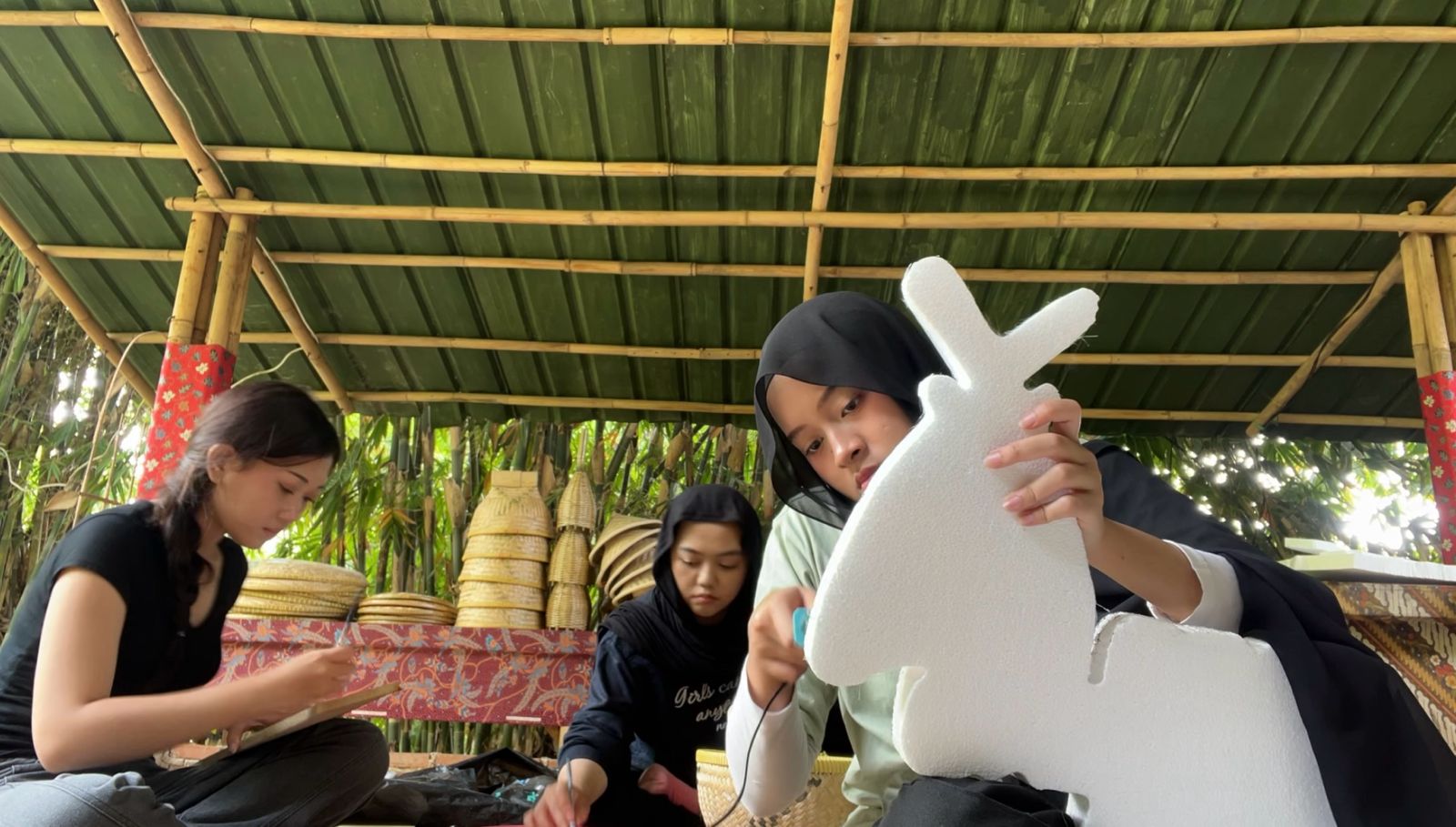Gambar Tengah